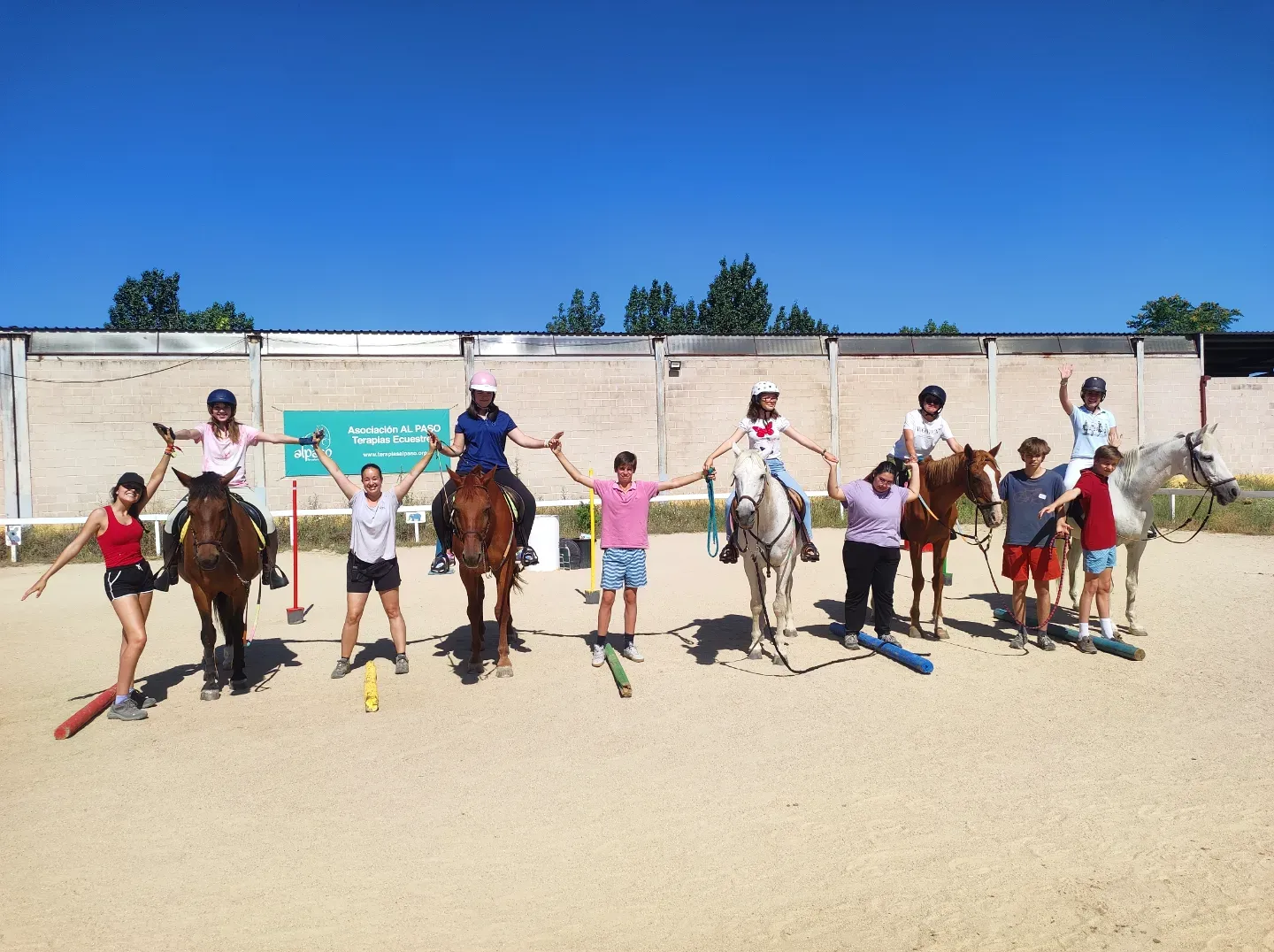 Turno de campamento hípico de verano de Al Paso, con niños, monitoras y caballos