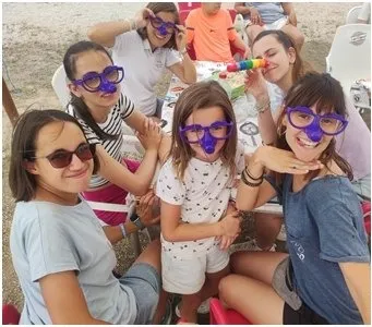Participantes del campamento con gafas divertidas