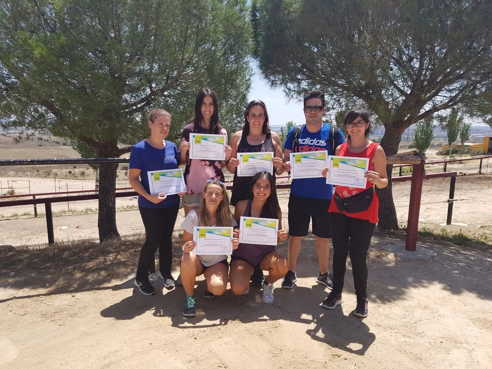 Grupo de alumnas y alumnos con sus diplomas del curso en el centro ecuestre