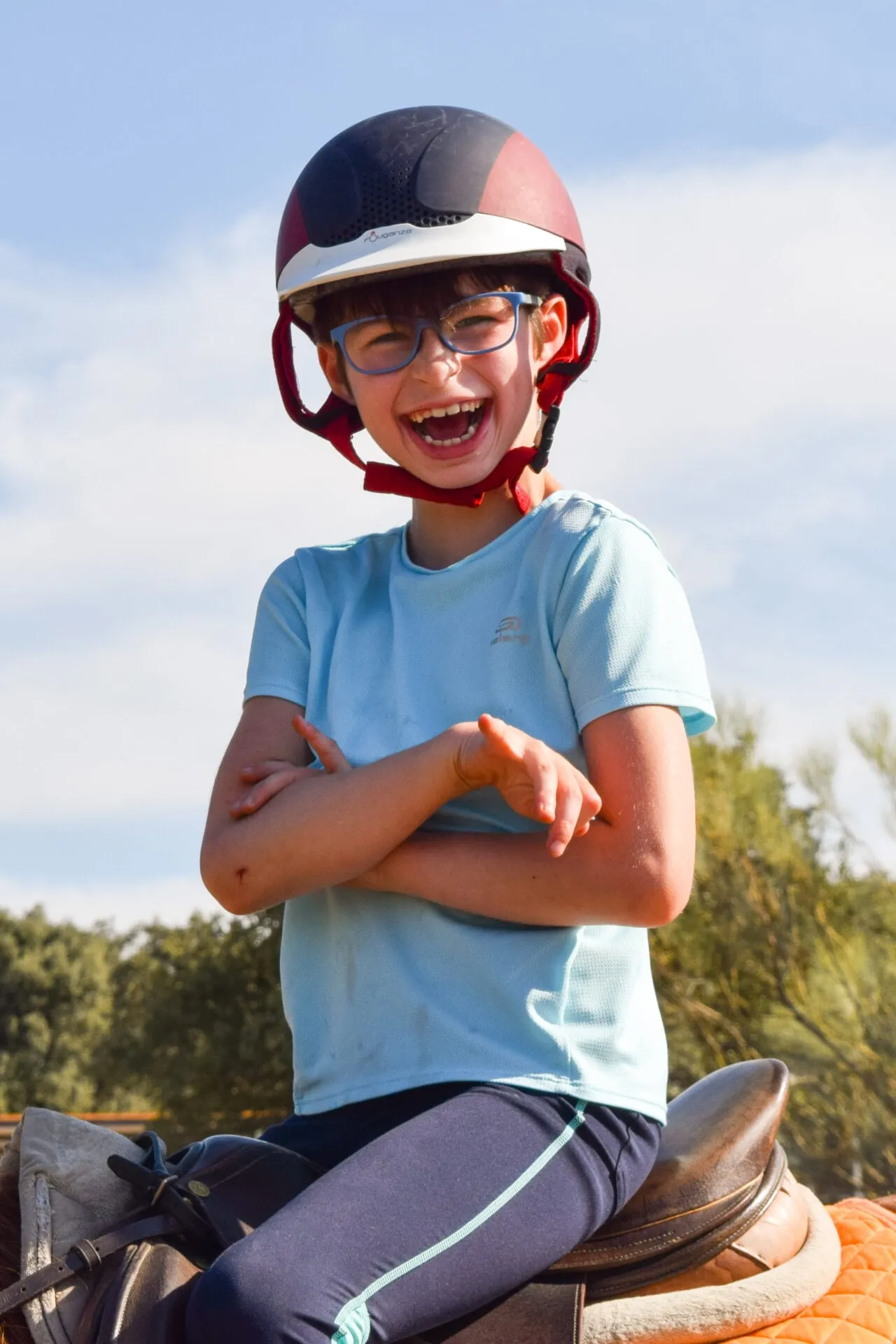 Un niño ríe con el casco puesto durante una sesión