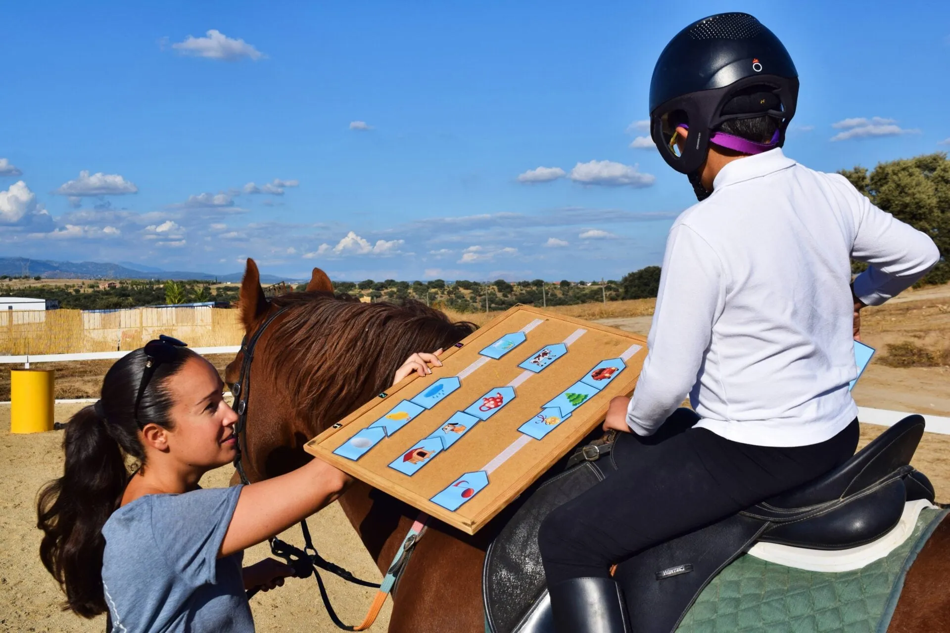 Un grupo de escolares con los caballos en el centro ecuestre