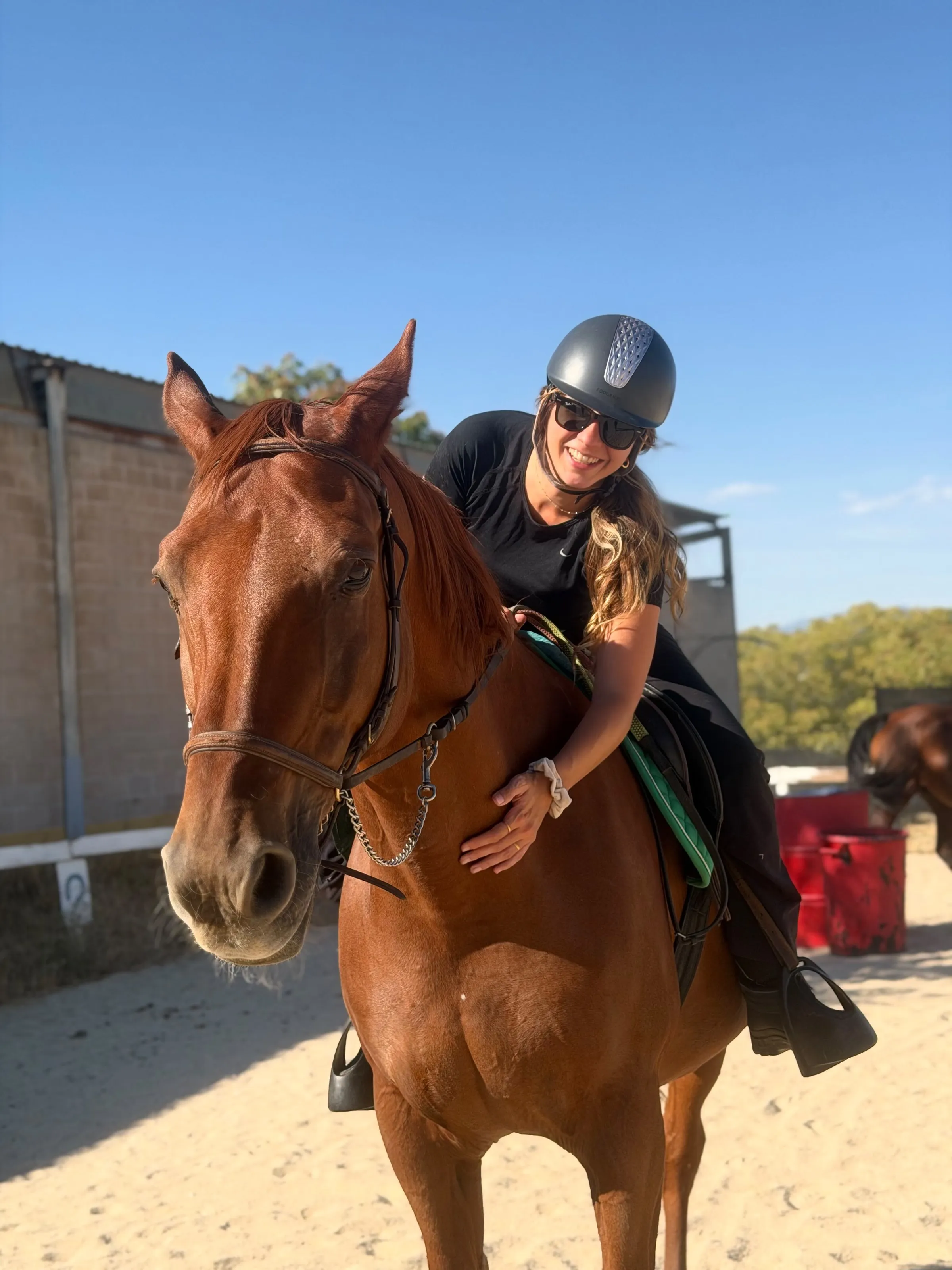 Una mujer adulta abraza a su caballo durante una sesión de equinoterapia