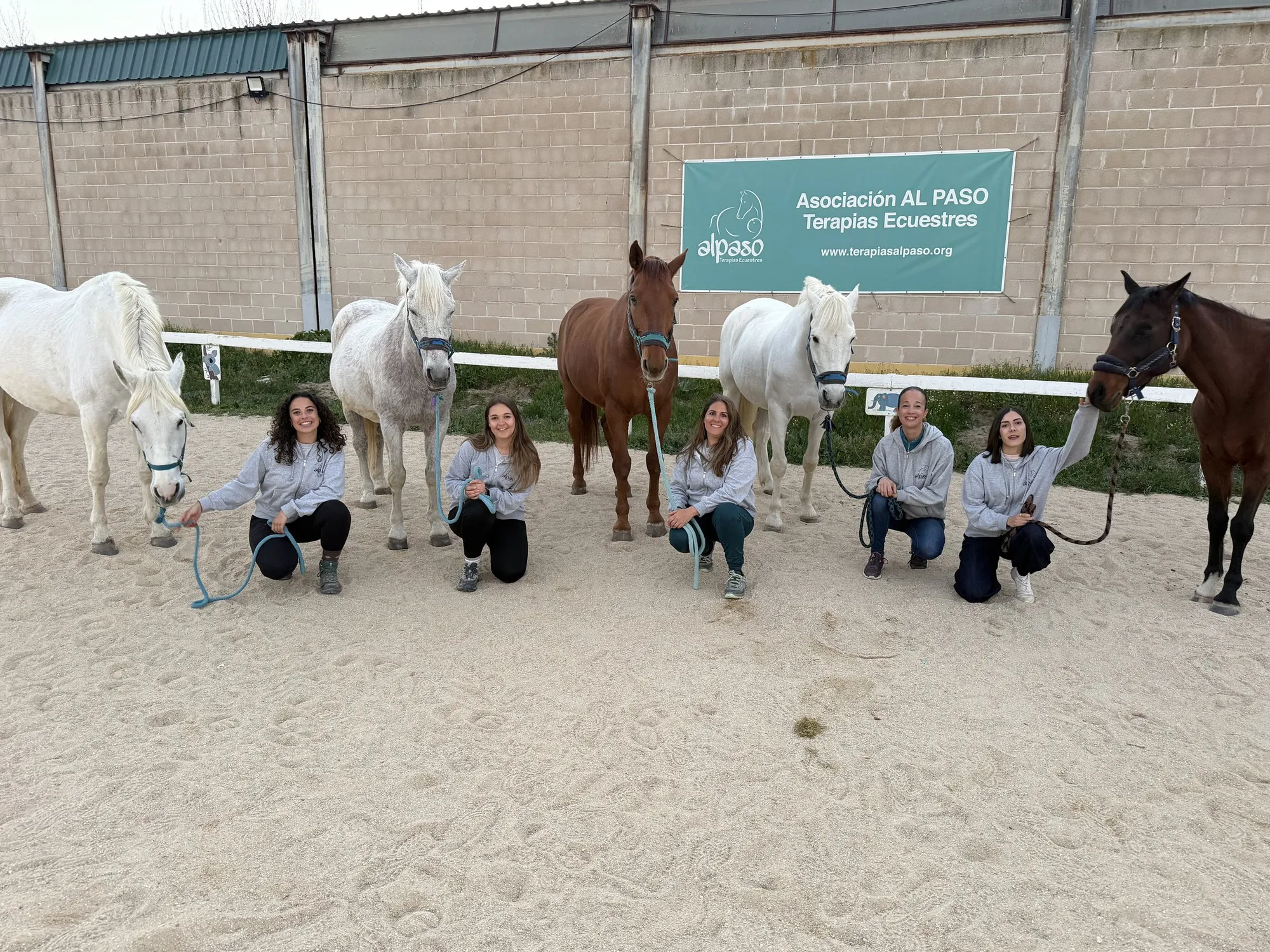 El equipo de Al Paso con los caballos en la pista del centro ecuestre