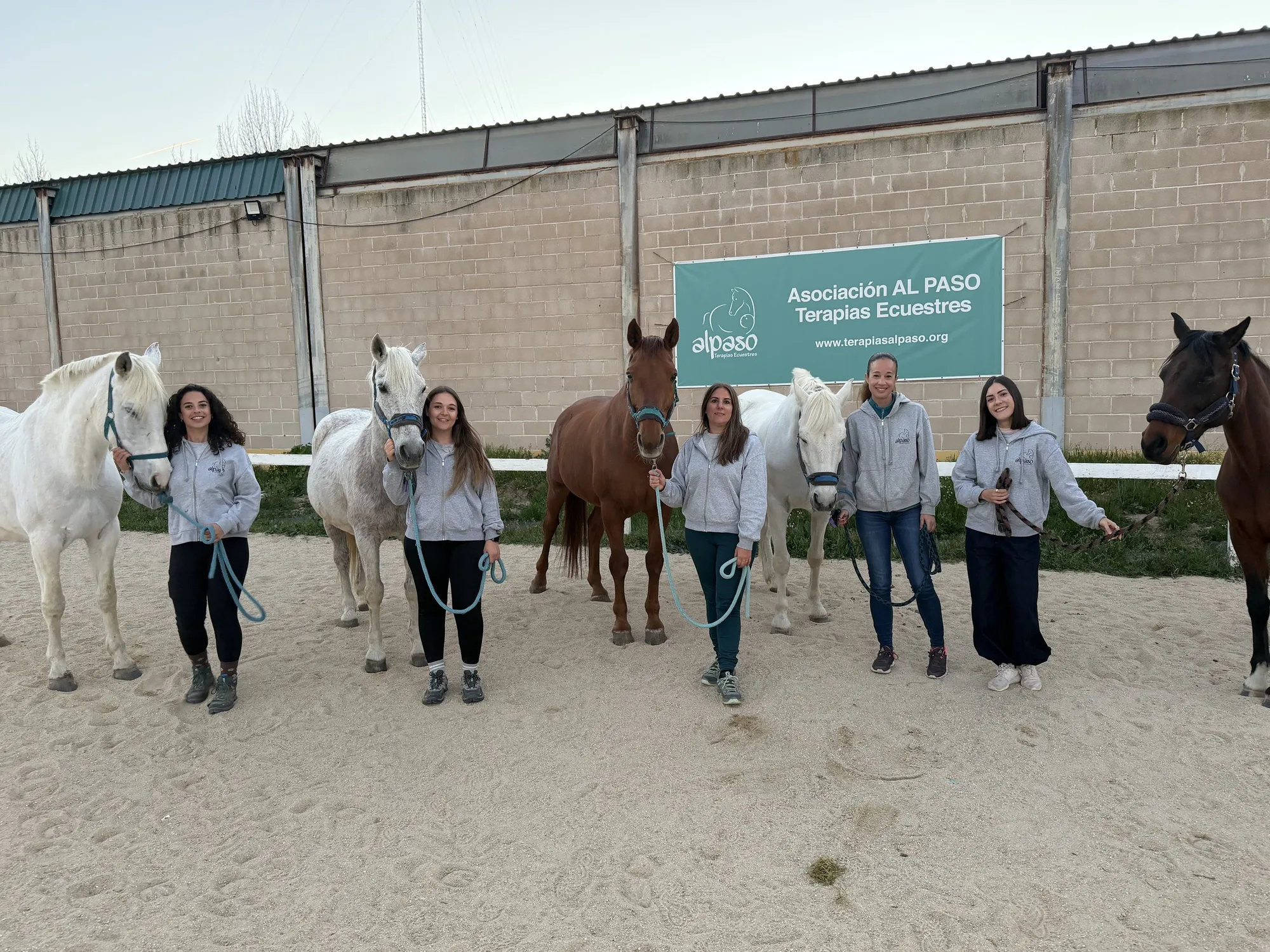 El equipo de Al Paso con los caballos en la pista del centro ecuestre