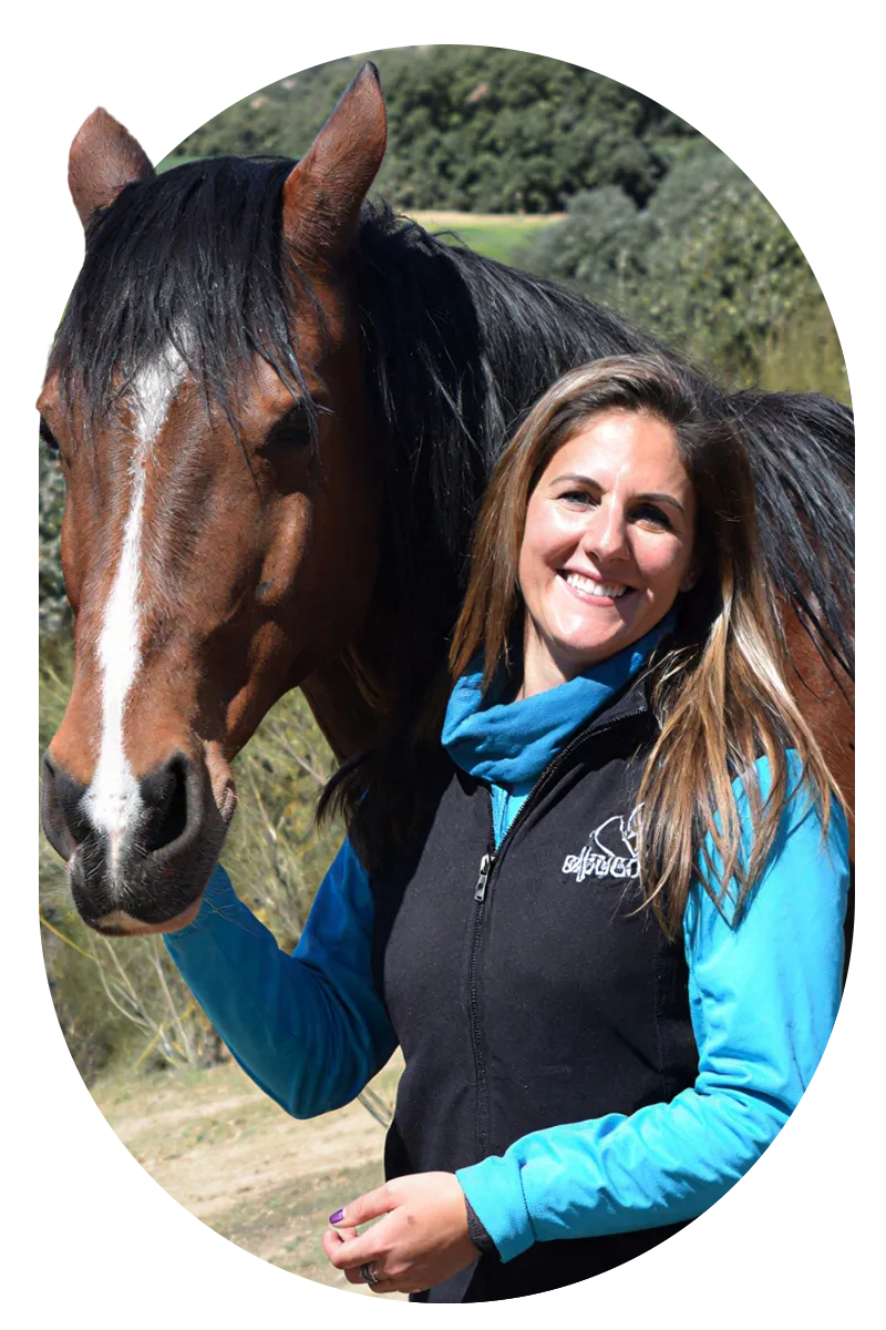 Fundadora de Al Paso junto a uno de los caballos