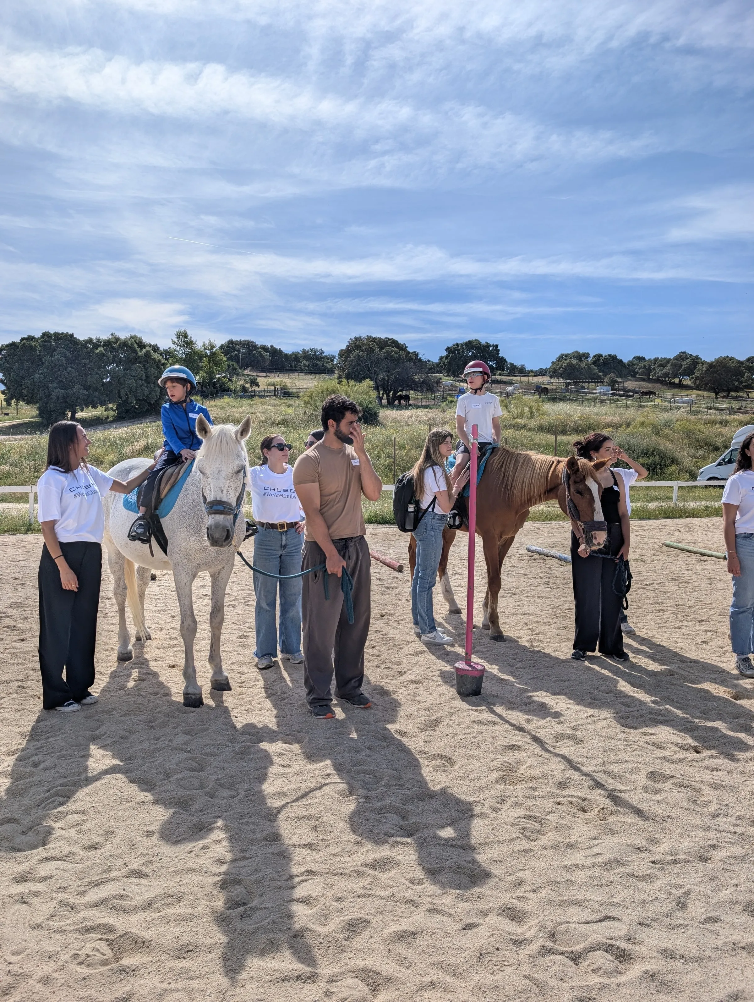 Un grupo disfruta de una jornada de ocio inclusivo con los caballos