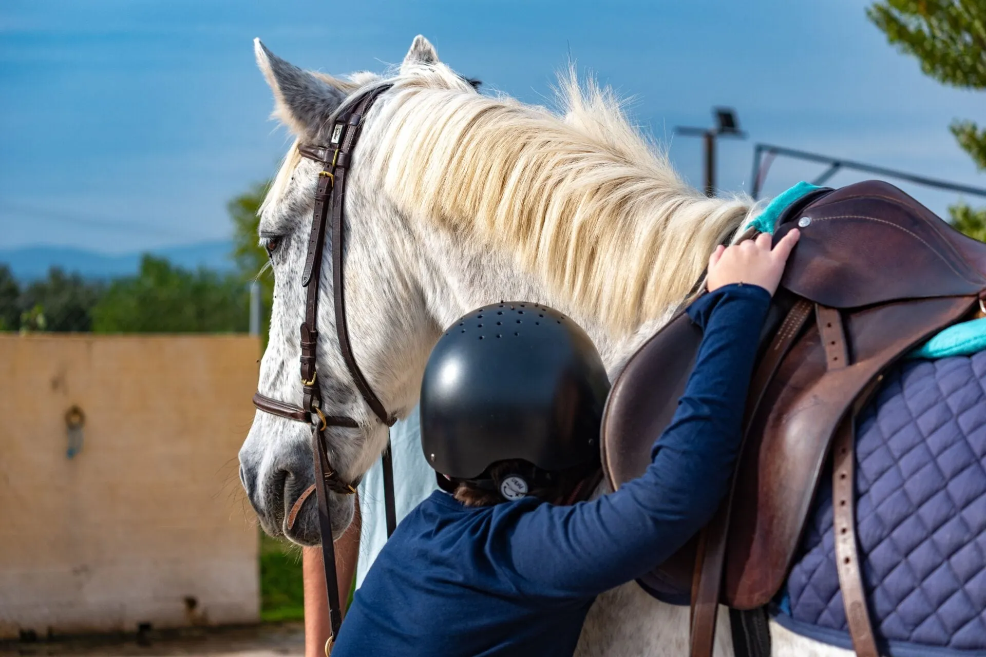 Un joven a caballo en la pista del centro ecuestre