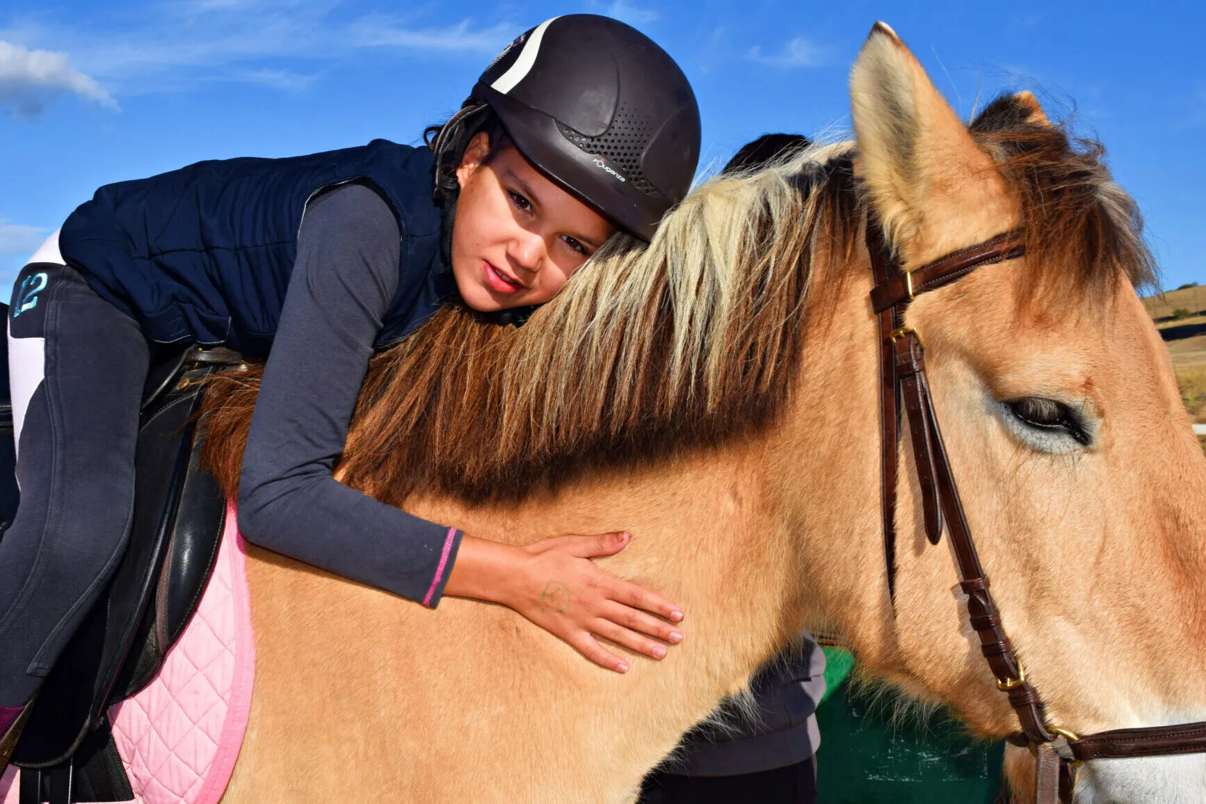 Terapia emocional: una adolescente abrazada a la crin del caballo