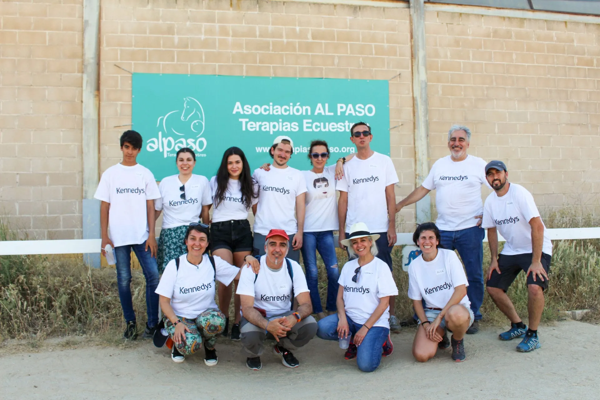 Voluntarios de una empresa posan en grupo en el centro ecuestre