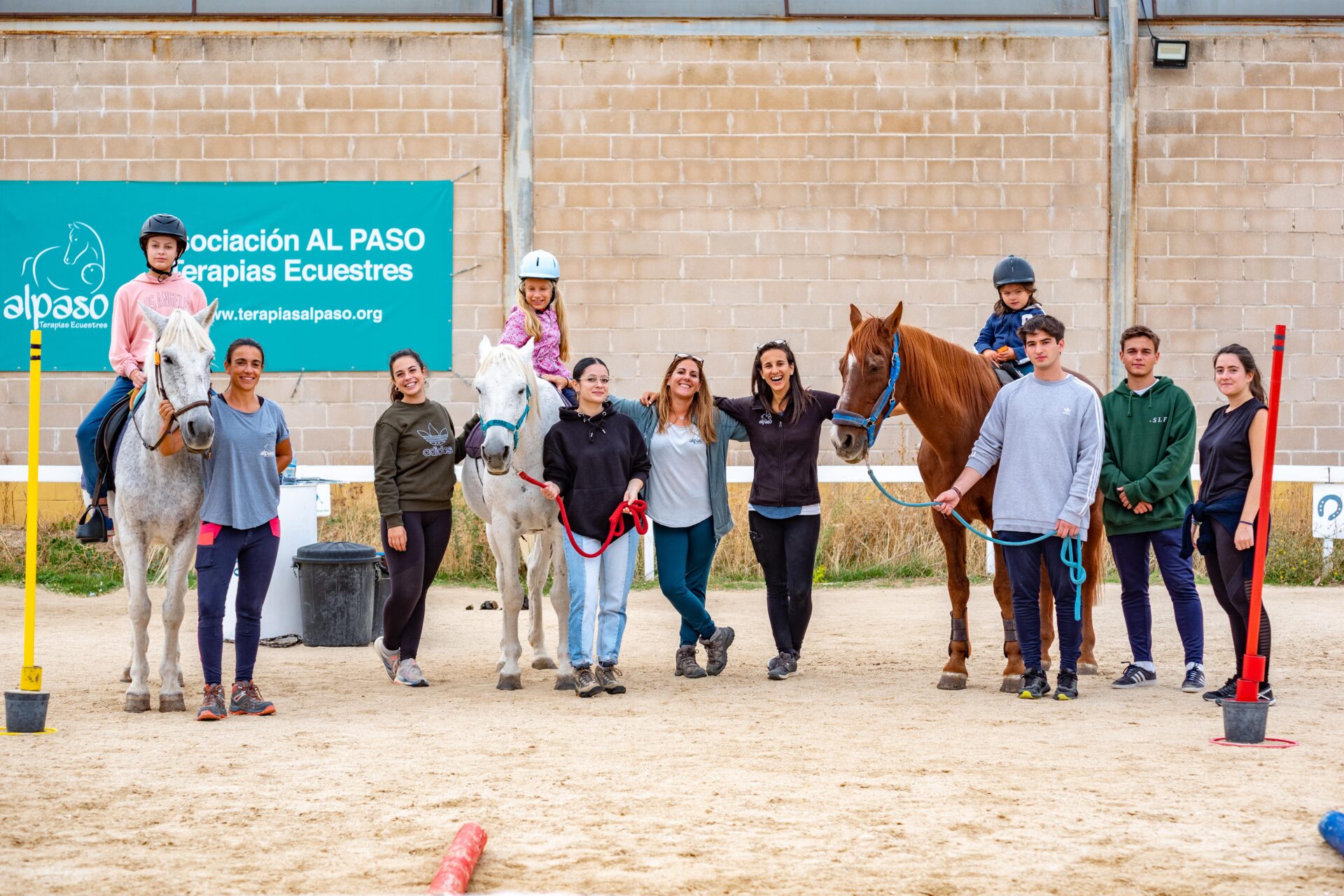 Grupo en las actividades con los caballos