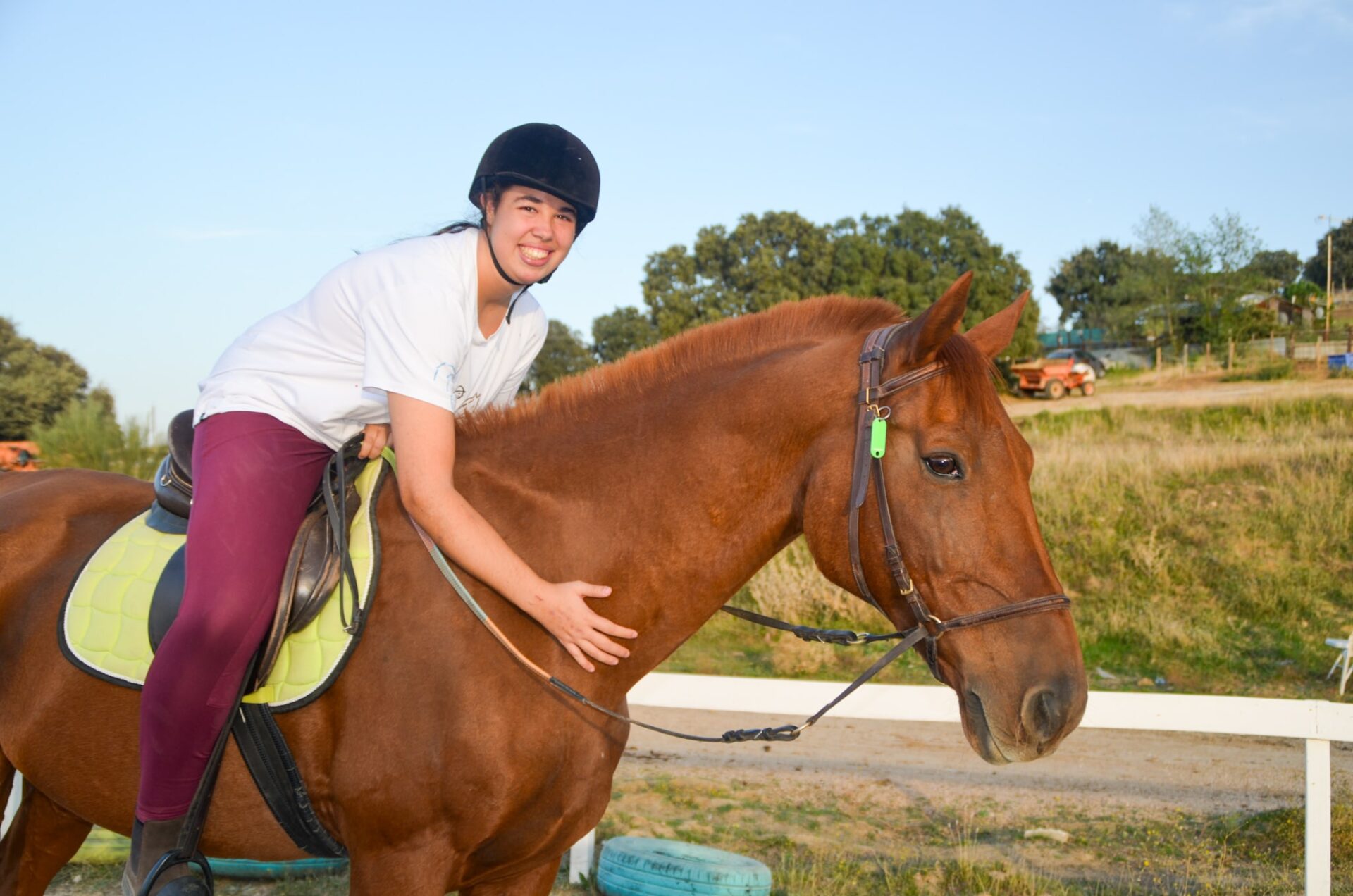 Fotografía de una chica montando a caballo