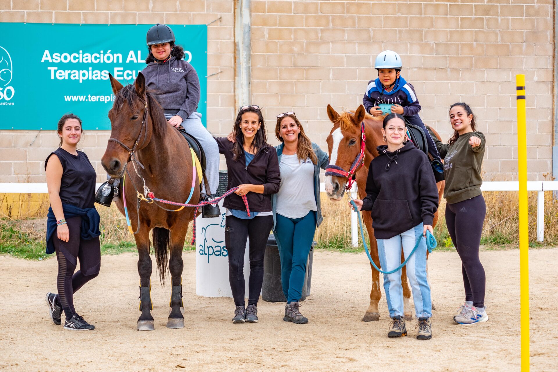 Grupo en las actividades con los caballos