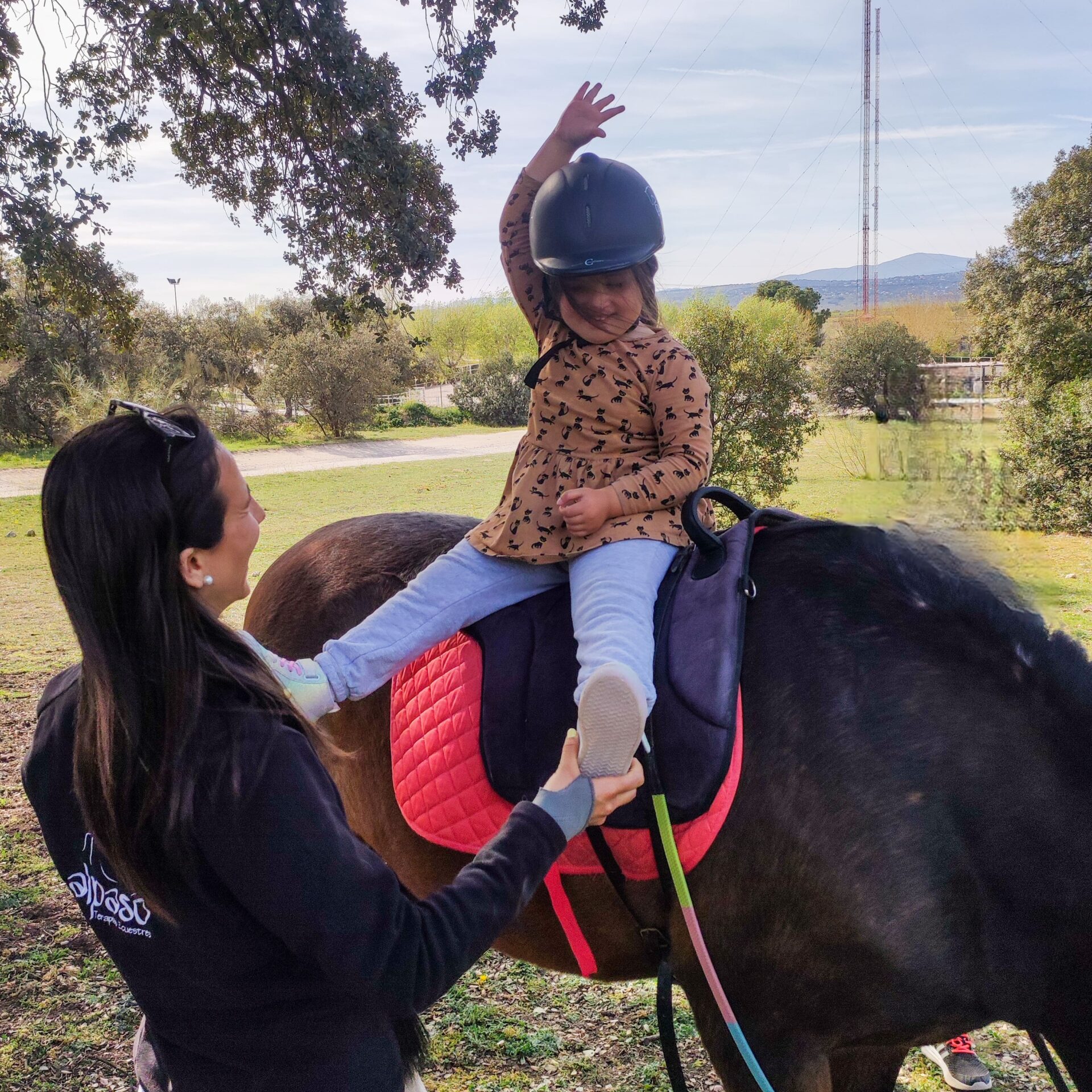 Fotografía de una niña sonriendo durante una de las actividades