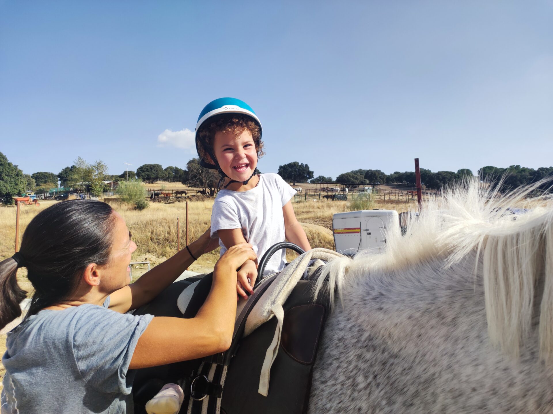 Fotografía de una niña montando a caballo durante una actividad