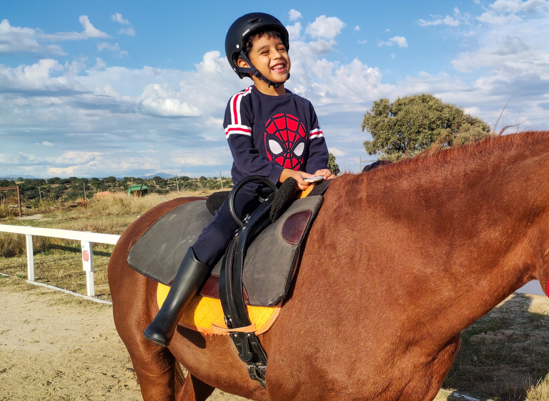 Fotografía de un niño montando a caballo durante una actividad