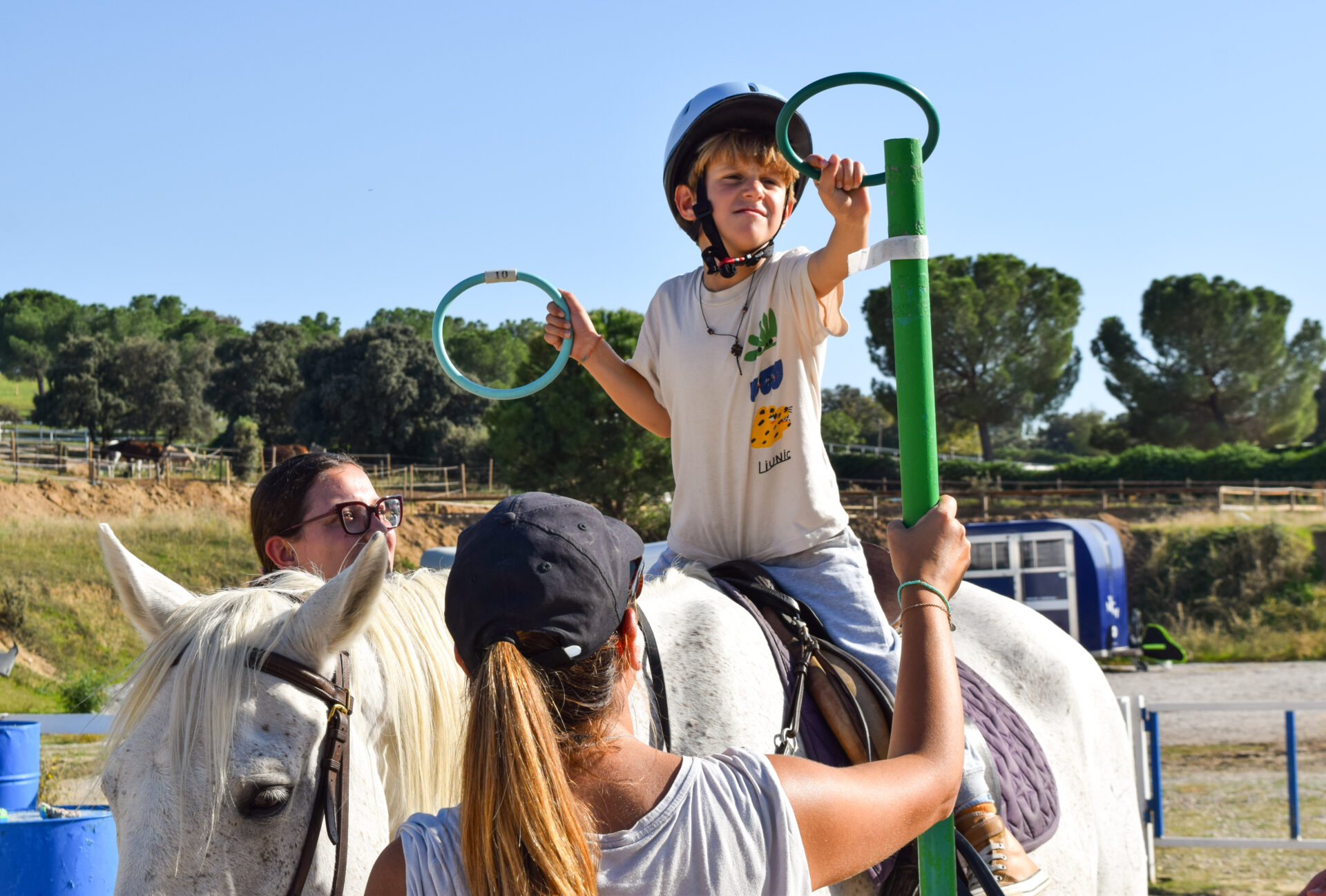 Fotografía de un niño montando a caballo durante una actividad