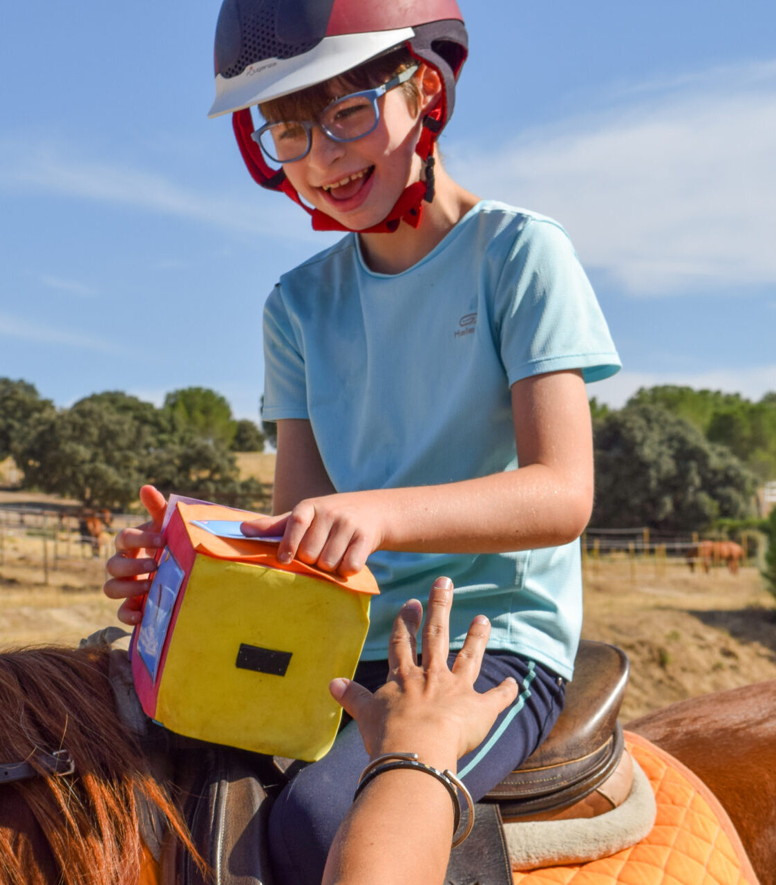Fotografía de un niño montando a caballo durante una actividad