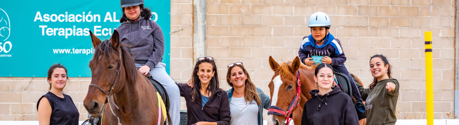 Grupo en las actividades con los caballos