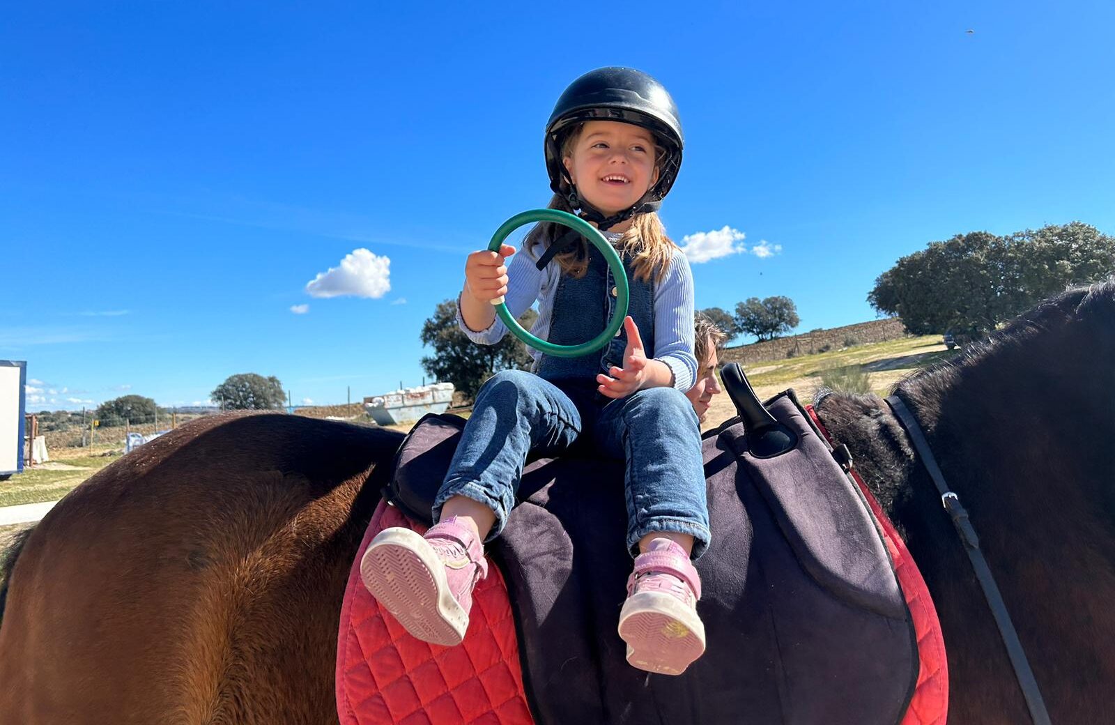 Fotografía de una niña montando a caballo durante una actividad