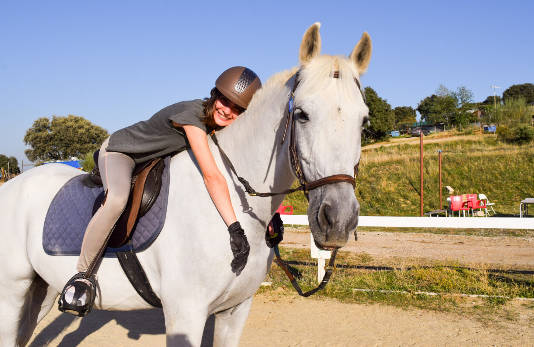 Fotografía de una chica montando a caballo