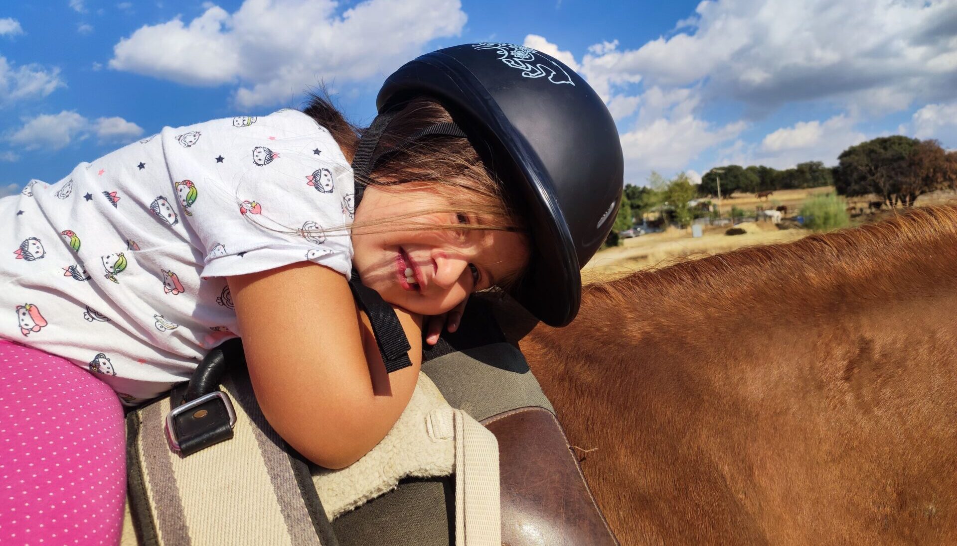 Fotografía de una niña subida a uno de los caballos durante una sesión